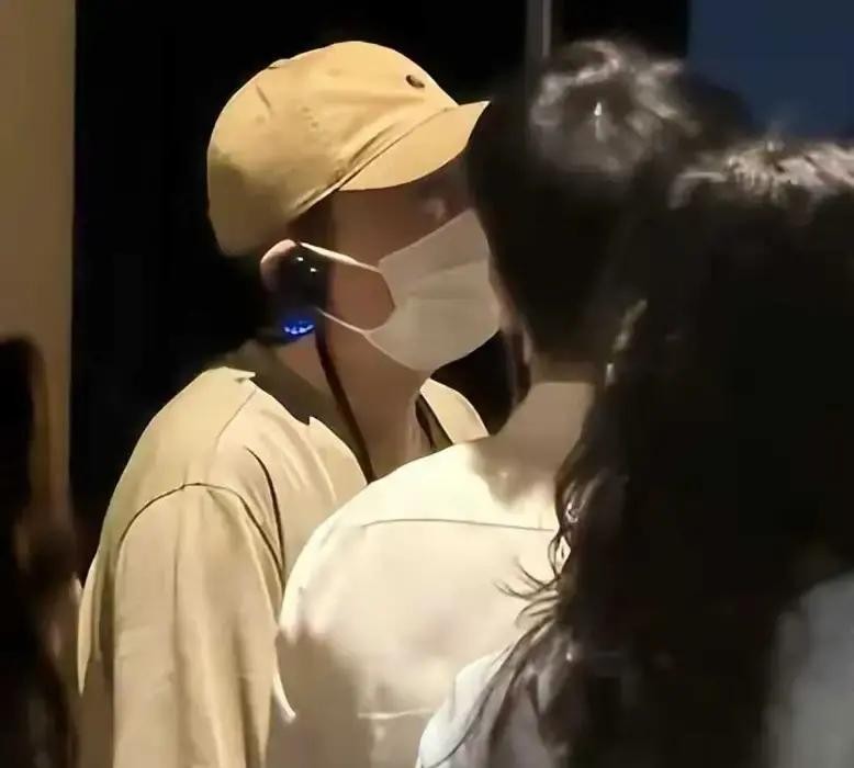 沈腾身价早都不知道翻了多少倍了，谁能想到他带全家去逛个三星堆，一堆人的眼睛却死死盯住了他老婆王琦手里的包

不是什么阔太标配的限量款，就是个皱巴巴的破帆布袋，被她随意攥在手里，那股子松弛的劲儿活脱脱像刚去楼下早市买完菜

网上的风向一下子就歪了，有人笑话这拎包的姿势太土气，也有人拿着放大镜挑事，说这