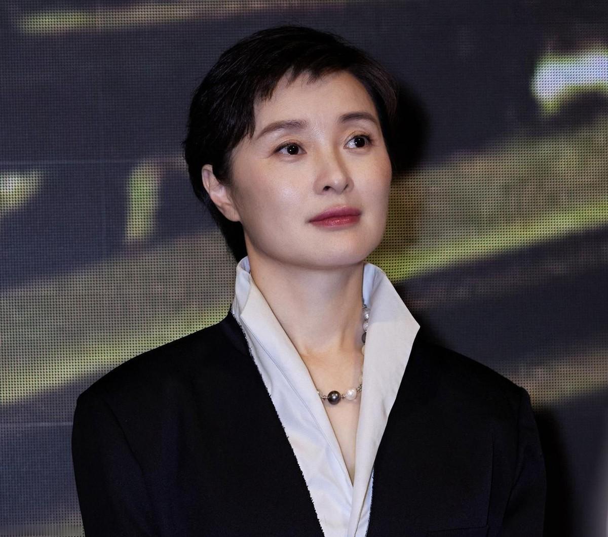 2017年吴越因为演凌玲被骂到关掉微博评论。同一时期她吃饭前先拿开水烫餐具。
这两件事放在一起看，挺荒诞的。一个演员把角色演到观众恨得牙痒，结果挨骂的是她本人。另一个画面里，她坐在饭桌前，拿开水把杯子筷子烫一遍，做的事跟演戏一点关系没有。
当年骂她的人有多少，没有一个准确数字。但人民网转载北京青年报