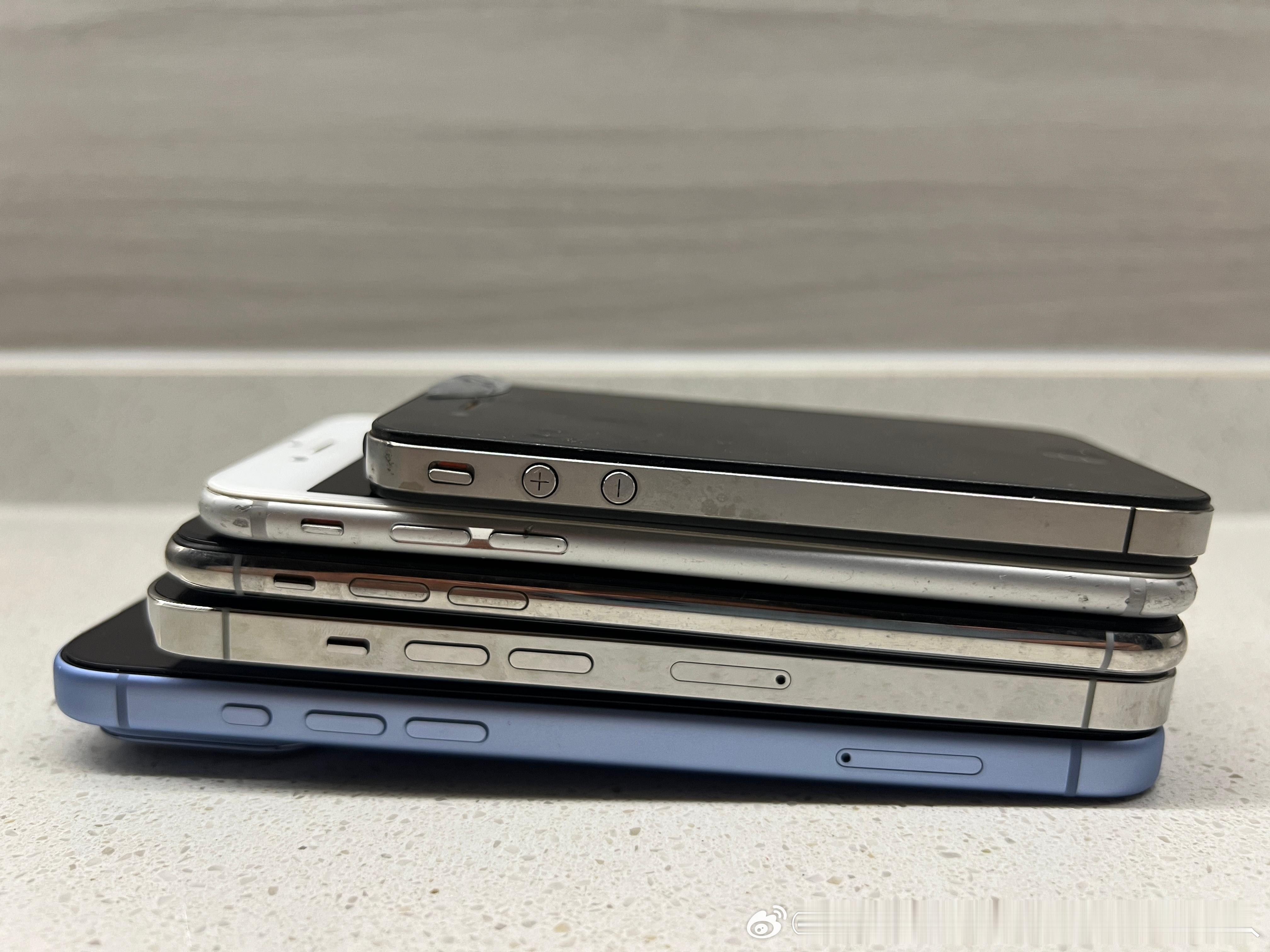 iPhone4 ➡️ 6 ➡️ X ➡️ 13 Pro ➡️ 18 Pro Max
时代的眼泪啊，不知不觉这么多年了，用习惯了不想熟悉其他系统，我是个念旧的人，开心就好[心]
用了一周了，除了有点重，其他感觉还好，看惯大屏幕后再去看老手机，特别是4，哇，好小[偷笑]哈哈，上面还有当时去日本旅游被导游忽悠买的防辐射的贴贴 ​