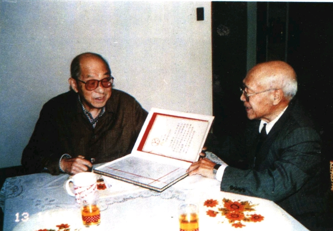 张学良在台北欣然接受东北大学聘请他任该校名誉校长和名誉董事长的聘书。