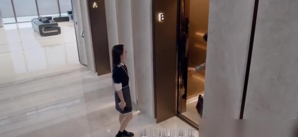 赵今麦在巴黎时装周美上热搜，转头新剧里那双厚底乐福鞋，直接把职场精英穿成了踩高跷。
Miu Miu秀场上，鹅黄开衫配缎面短裙，生图能打，跟李沁同框比心刷屏。生日那天海边湿发泳装，评论区全是“麦麦杀疯了”。
结果《无可替代》一播，网友全盯着她脚底下看。厚底鞋一双接一双，走路像在跟地板较劲，精英人设