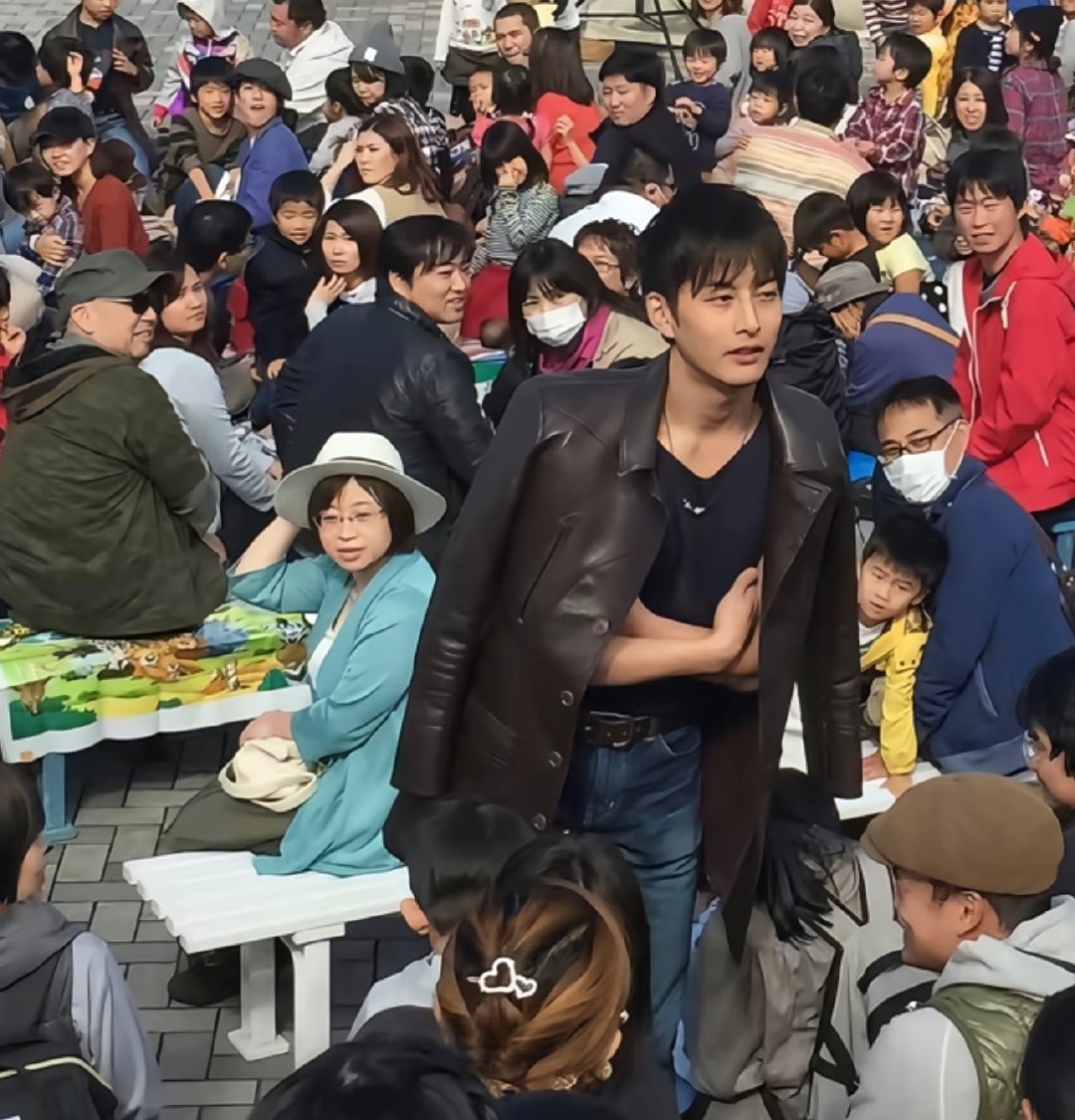 内心的王菲在唱只是因为在人群中多看了你一眼。 ​