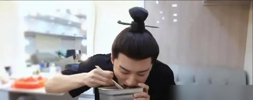 160斤减到130斤，断碳断盐，拍戏聚餐只吃小番茄，刘学义对自己是真下得去手。但这不算最狠的。拍《清落》时剧组停工一个半月，他放弃原定行程，就干等着复工，愣是没走。导演喊cut，他随手就把对手演员扶起来，细节处见真章。人民文娱专访他说过一句话，特别讨厌膨胀，觉得靠经验主义迟早被观众淘汰。这话听着清醒