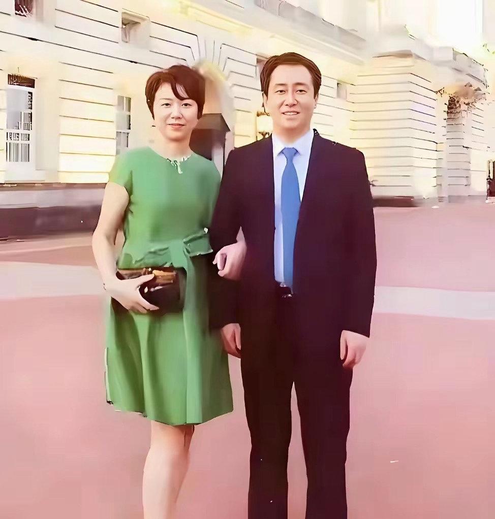 许家印的前妻丁玉梅算抽了个长棒，逃避了法律的制裁！
因为她2022年就与许家印离婚了。
她现在已经70岁了，住在英国伦敦的高级别墅里。
虽然没受到法律的判处，但她日子也不好过，因为她在伦敦的33套公寓被全部冻结，而且被限制消费，每月最多只能消费18.6万元人民币，也就是说，她每天只能花6000多块 ​