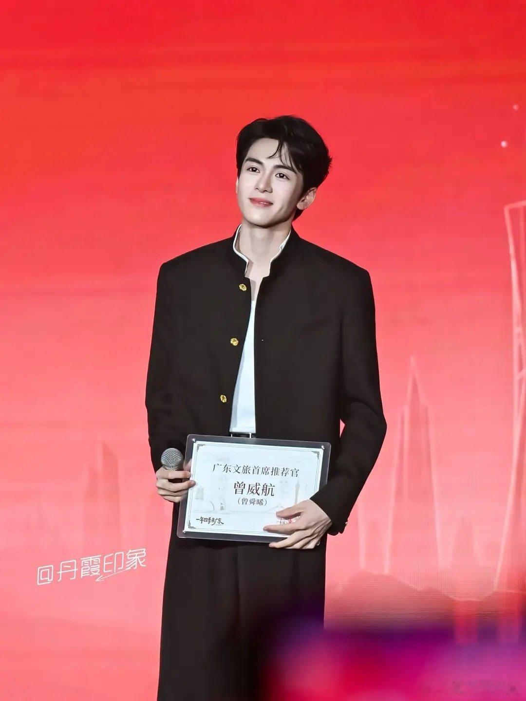 #2026湾区升明月节目单#
👀曾舜晞唯一二登湾升明月95生，作为广东省首席文旅推荐官演唱大湾区晚会主题曲 ​