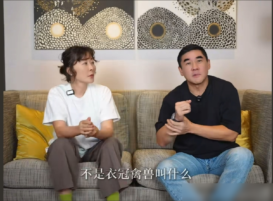吴大维当着镜头催柯蓝赶紧生孩子，说人家60还能生，你还没到60赶紧生一个。
结果柯蓝笑着回了一句：这是老天爷给我最大的福报，不会像你这样，这么老了还贱兮兮的。
一句话把吴大维噎得半天没接上话，只能干笑。
当年两人都是Channel V的VJ，老搭档了，说话向来没边儿。
只是这么多年过去，吴大