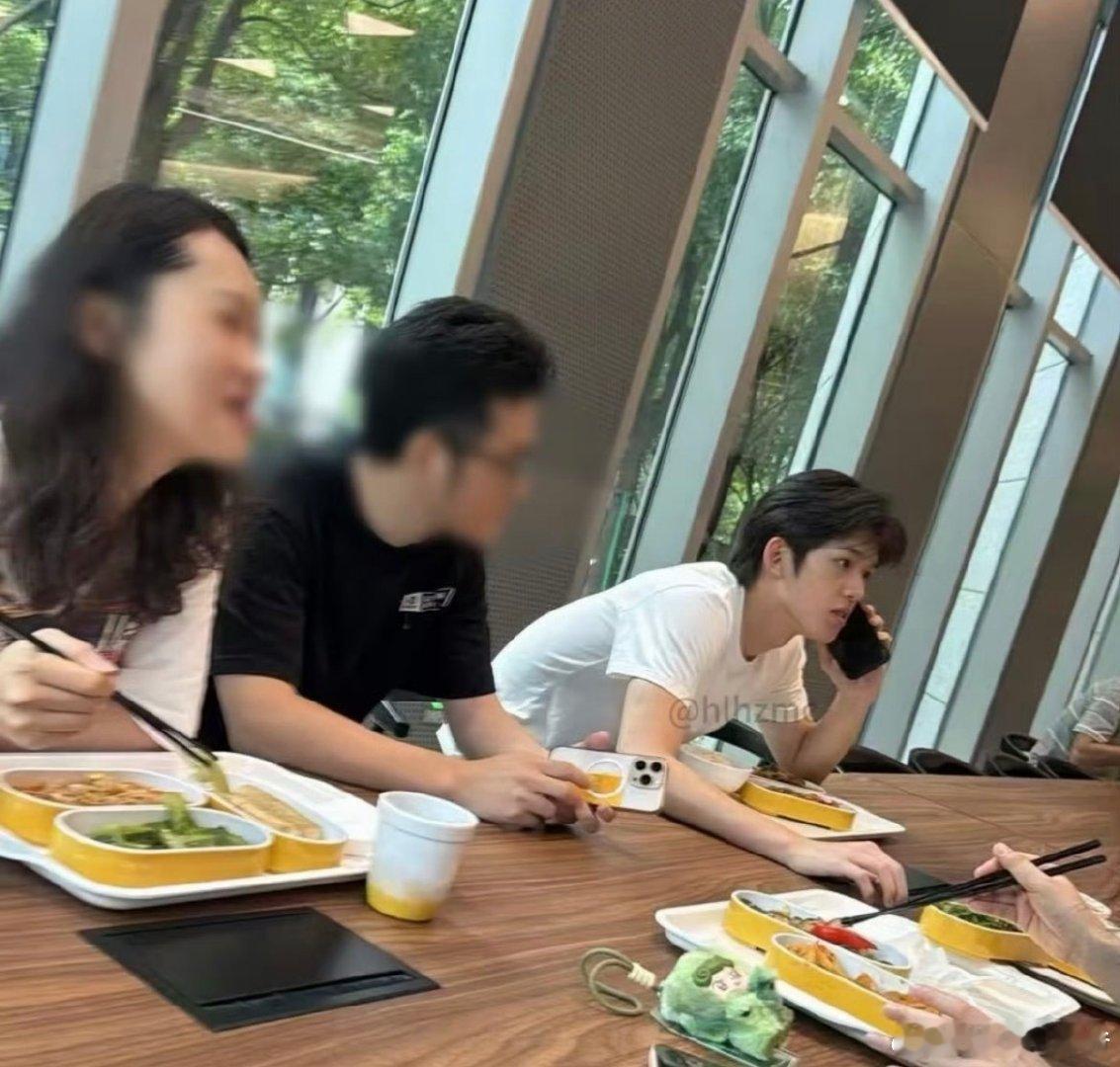 #官俊臣去英伟达干嘛#
gjc这透明的一生，从登记到现在一直有路透，好不容易进趟城，漂亮饭没吃上又吃上公司食堂了~ ​