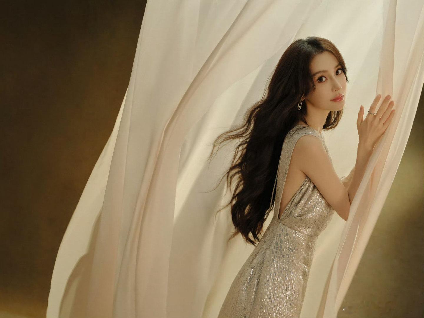 #angelababy[超话]# yy#angelababy# 

细碎银辉缀满裙裾，光影漫过发丝。在温柔的布景里，定格独有的优雅，自带漫出来的氛围感🌙

​