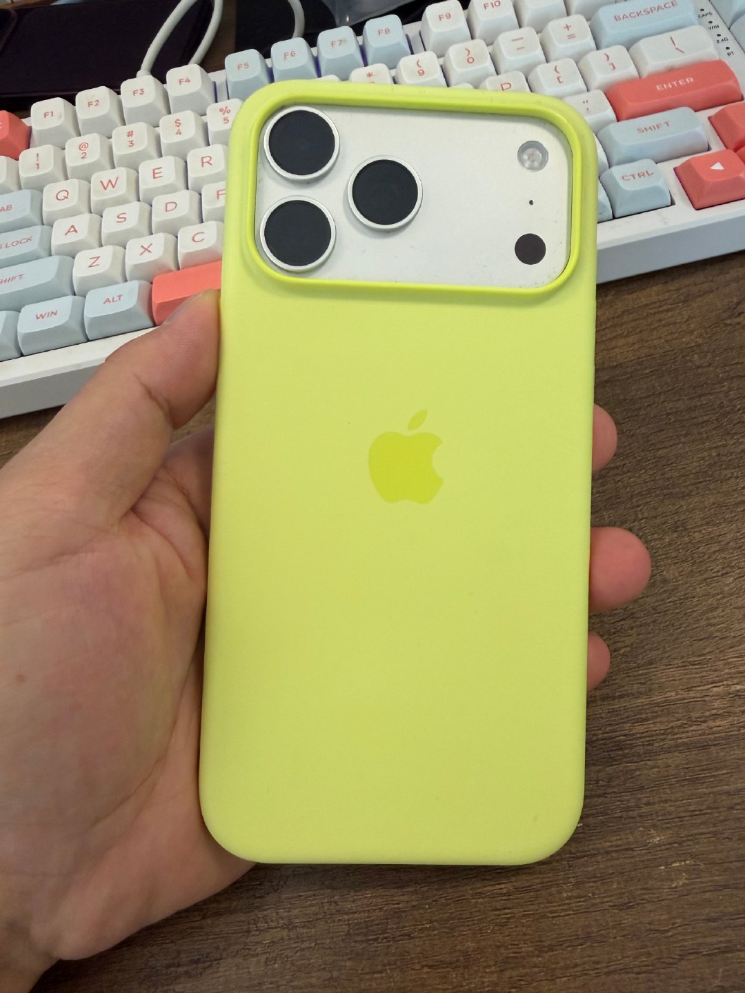 外观一样，颜色一样，买了白色iPhone17 Pro Max的朋友，他说，戴上手机壳就是iPhone 18 Pro Max  ，立省1.1万 ​