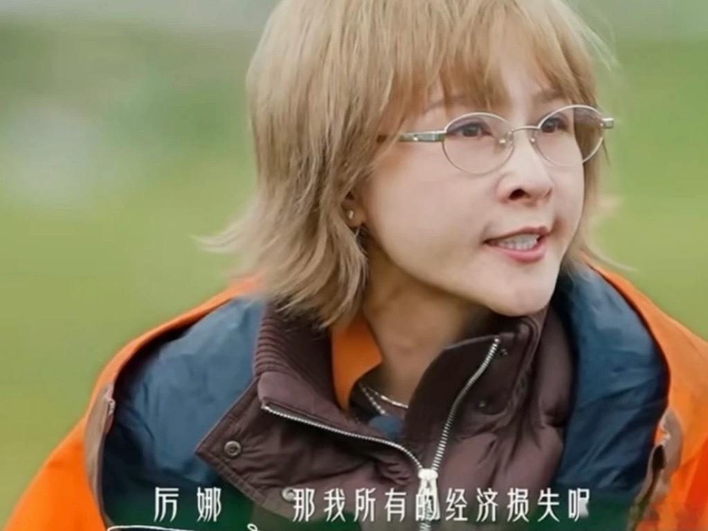 《后会有期》里厉娜一句“那我所有的经济损失呢”，看得人心里发酸。
当年她把自己接私活、打算解约跳槽的心事，只告诉了最好的朋友许飞，随后就被雪藏七年。整整七年没有商演、没有曝光，在焦虑里暴食，事业直接按下暂停键。
许飞否认刻意告密，只承认或许说话时不小心漏了嘴。没有证据的罗生门，时隔多年再摊开，伤痛却