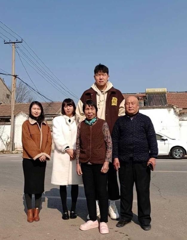 杨瀚森CBA首秀，14分11篮板4助攻4盖帽，赛后他深吸一口气。
这口深呼吸，比数据有意思。
一个18岁的小孩，第一场职业比赛就填满数据栏。换别人早咧嘴笑了。他先是深呼吸，把气匀过来。说明这孩子心里清楚，这一关过了，后面还有更多关。
你看他这条路——淄博乡村，体校教练看上他的个头，青岛青年队把他带走