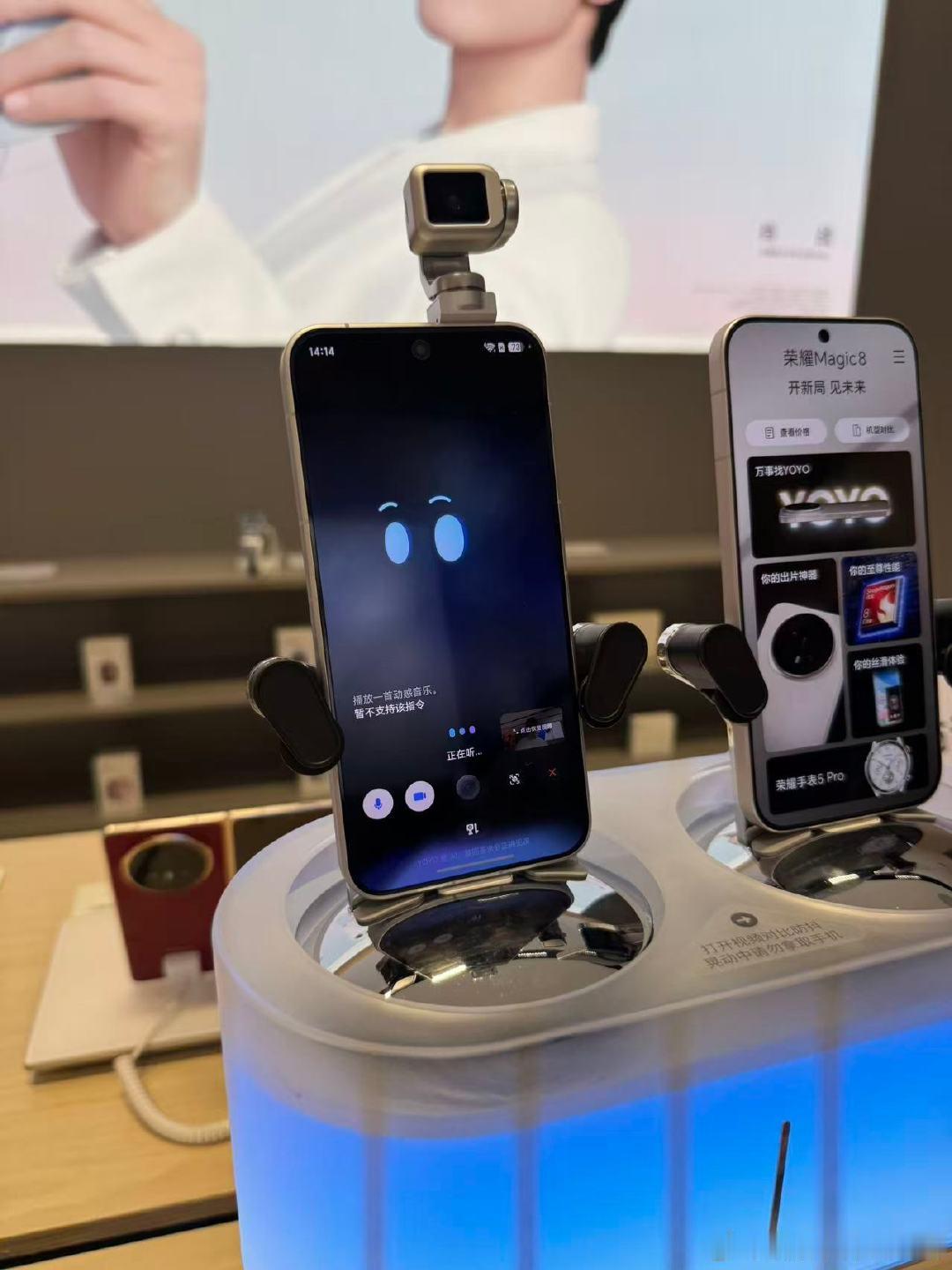 #robotphone##荣耀RobotPhone 手机长出小脑袋，开启具身智能新时代✨#荣耀RobotPhone 不止是手机，更是你的智能伙伴！ ​