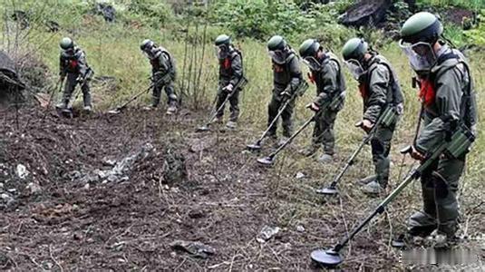 解放军将派出兵力赴俄参加实兵演习
不少人看到这条消息，会以为是大规模对抗军演，事实真的是这样吗？
9月4日，国防部发布官方通告，9月7日至12日，解放军陆军将派遣部队前往俄罗斯，参加东盟防长扩大会人道主义扫雷专家组实兵演习。
很多人容易被标题误导，这次演习并不是火力对抗演练，核心任务是人道主义排爆作