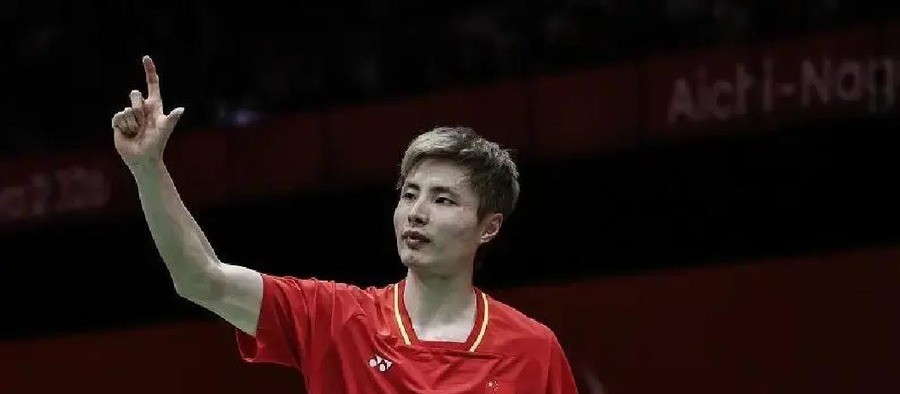 亚运男团半决赛石宇奇2比0复仇全英赛淘汰自己的拉克什亚，国羽3比1印度进决赛，梁王组合又输了，24日对印尼争三连冠
全英公开赛首轮，石宇奇与拉克什亚鏖战78分钟，以23-21、19-21、17-21被逆转。赛后他承认背部有伤、手腕不适，赛前只练习了一周。半年后在名古屋亚运男团半决赛首盘，同样的对手，