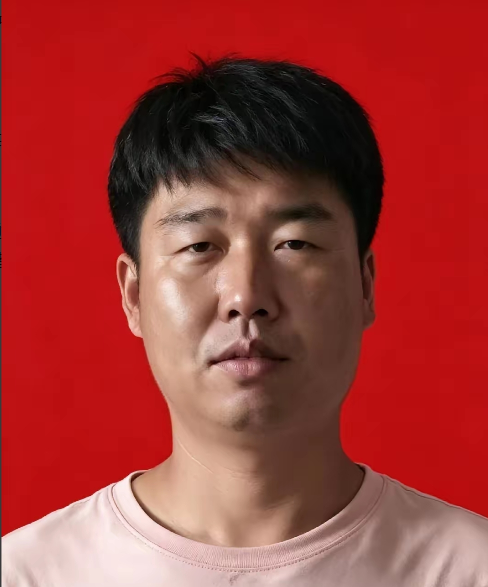 一个开挖掘机的东北大哥，请假带老婆孩子去大连看任贤齐的演唱会，结果人还没见着偶像，自己先火遍全网，连任贤齐都亲自发私信邀请他。这趟大连之行，到底发生了什么？
 
好好的演唱会之行，怎么最后变成了一场封神的暖心奇遇？
 
故事的主角柳忠鹏，就是个再普通不过的东北爷们，三十多岁的年纪，扎根工地讨生活，日