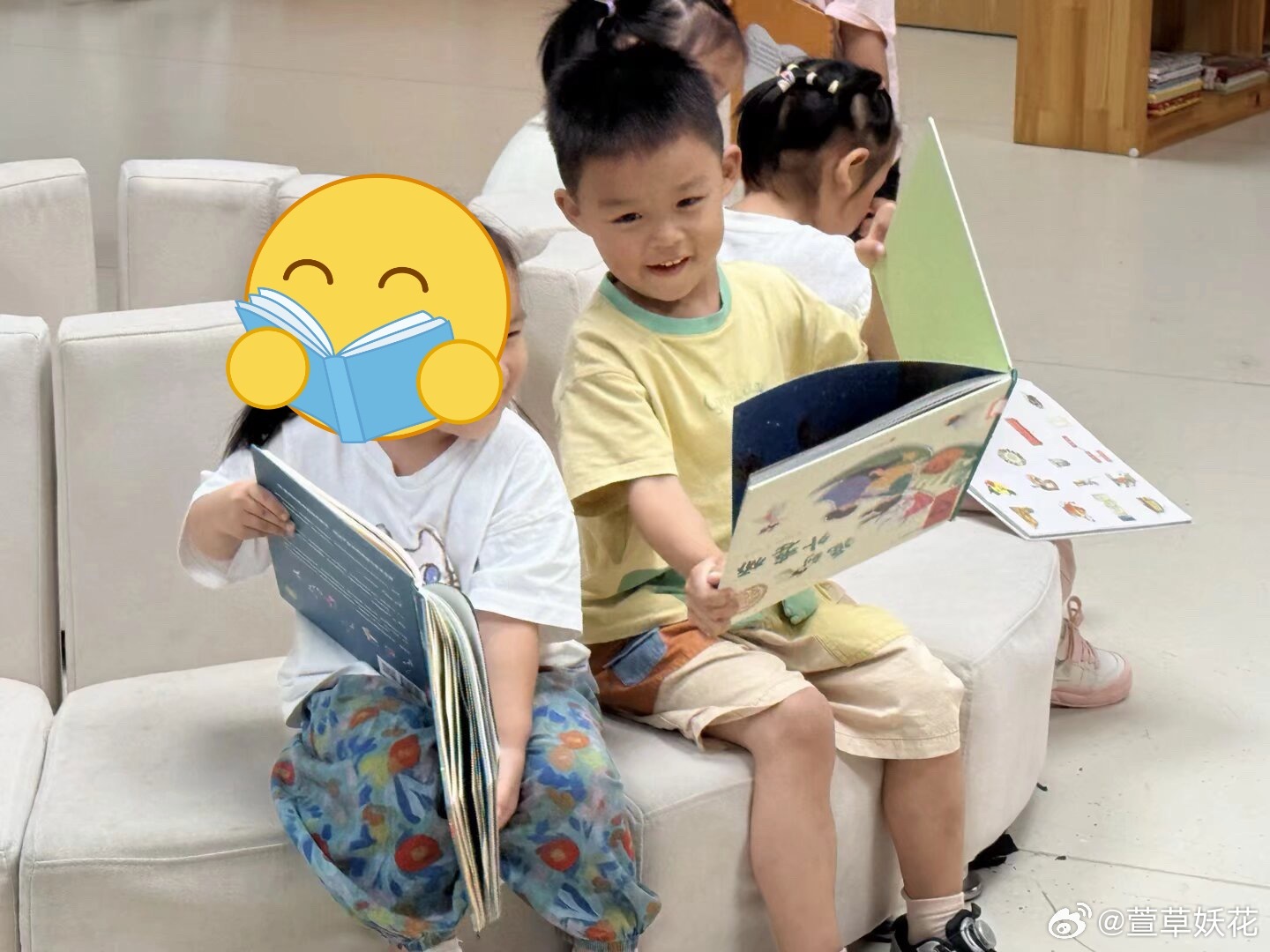 兜崽宝宝真爱学习，可是宝宝，你下次这么认真看书的时候，可以把书拿正吗[允悲][允悲][允悲]这样很明显的“伪装学霸”哎，咱们装得装得像一点！！！ ​​​