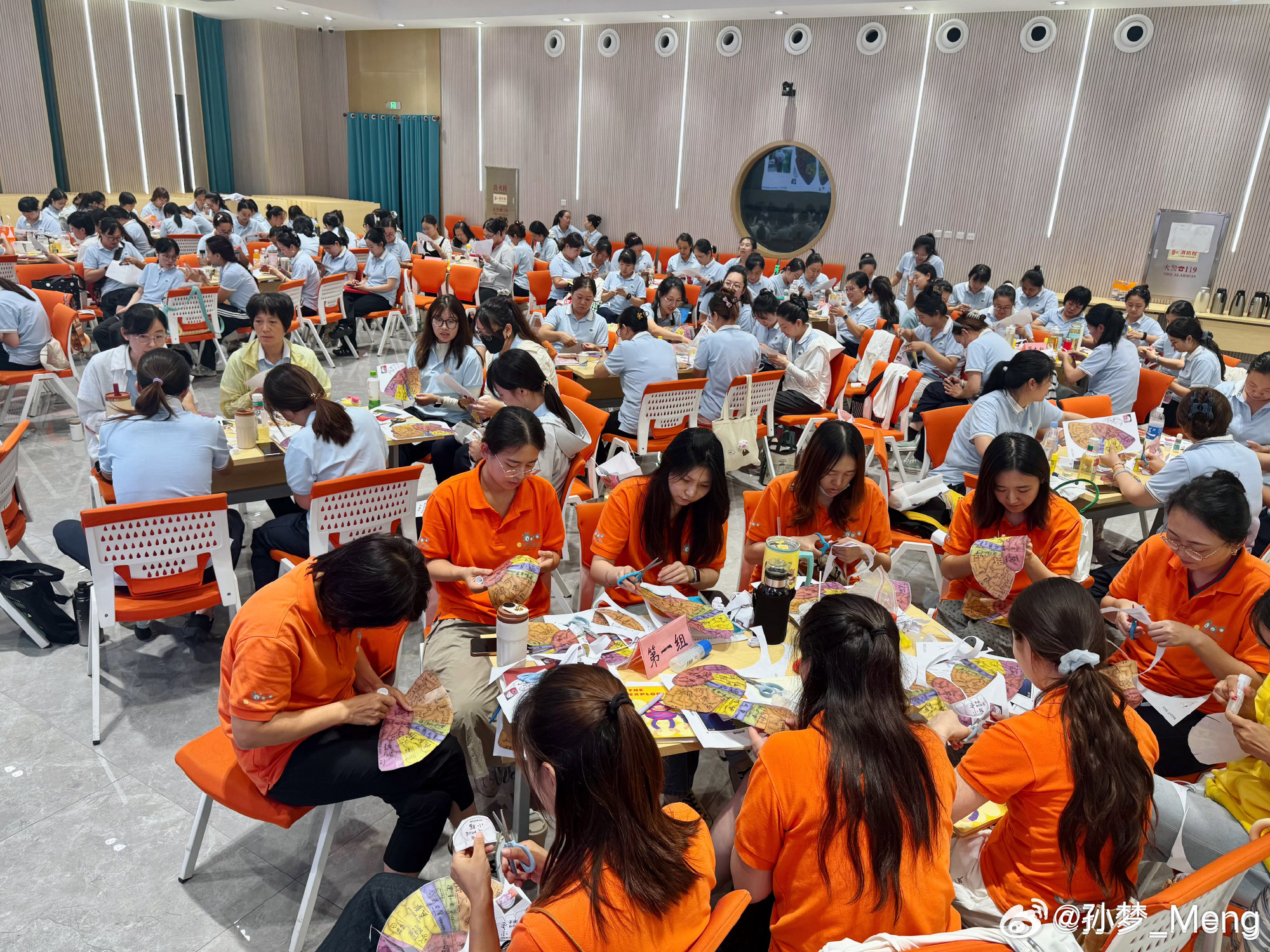 这两天在北京，给140多位早教、托育、幼儿园及儿童博物馆的老师做儿童早期发展及脑科学培训。

这类知识往往晦涩抽象，且难以联系到实际生活。想起10年前我在哈佛读书时，神经科学老师Gigi在舞蹈中心让我们通过运球感受动觉和视觉的协同作用，以具身、参与、沉浸式的课堂让我受益匪浅（图9是我当时发的 ​