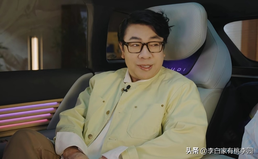 近日蔡康永
现身“台独”顽固分子沈伯洋
竞选造势现场，手持应援棒引发全网热议。蔡康永早年凭借《奇葩说》在内地收获大量人气，和零跑汽车刚官宣品牌挚友合作不久。事件发酵当晚，零跑汽车火速发布声明，坚持一个中国原则，宣布下线所有相关合作物料，与蔡康永终止合作，并保留追责权利。
 
品牌明确表态，坚决反对任