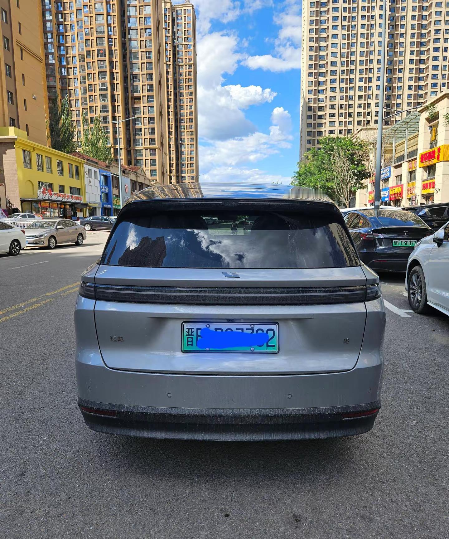 理想i8没用的配件，买完直接退了。理想i8没上牌的时候，我总是刷到车牌保护框，于是下单了一个，回来之后直接退了，因为我发现理想i8车牌位置设计的有槽口，刚好将车牌放进去，但是网上说的理想专用车牌保护框放不进槽口，安装后不仅不美观还影响车牌安装贴合度，这个可以避坑了。汽车车牌 理想好车