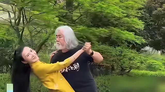 75岁张纪中又被老婆架上直播间了，这回杜星霖直接放话要备孕五胎，老头子在旁边低头不吭声。
9月5号那场直播，44岁的杜星霖当着几万人宣布，目标是再生个男孩，凑个儿女双全。张纪中全程沉默，偶尔抬头看一眼镜头，又低下去。
往前翻翻，8月俩人在东京迪士尼被偶遇，各刷各的手机，零交流。5月老头过完74岁