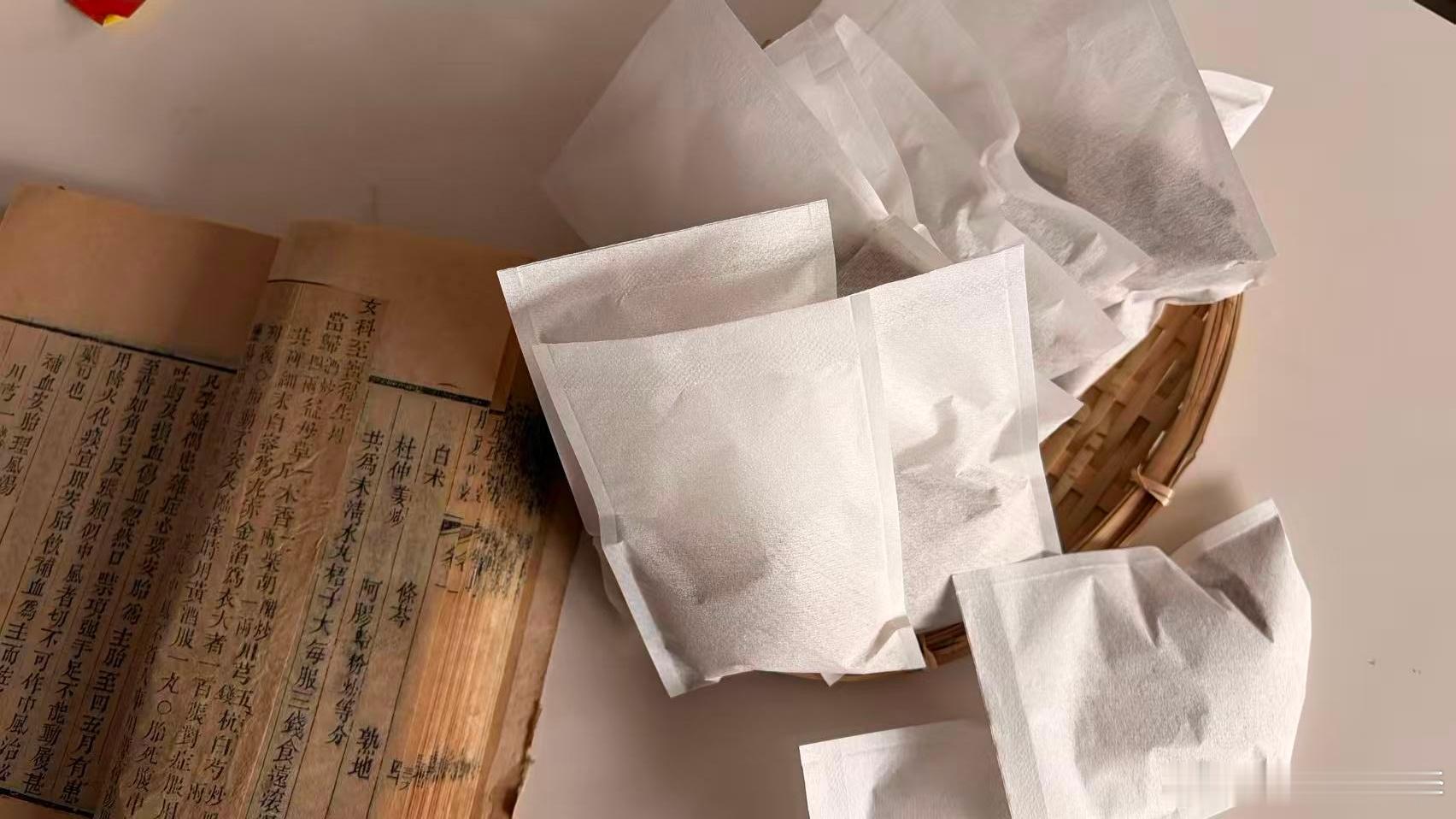 李斌治疗“嘈杂”（胃脘部似饥非饥、似痛非痛、灼热不适等症状）的思路主要体现在其“病重药轻”与“瘀滞优先”的核心理念上，具体用药方案如下：
一、典型案例与方药
1. 李女士案例（脾胃不和、气滞积聚型）
李女士39岁，脾胃不好多年，表现为脾胃不和、气滞积聚、胃腹胀满、胃嘈杂、吃不下饭、胸膈噎 ​