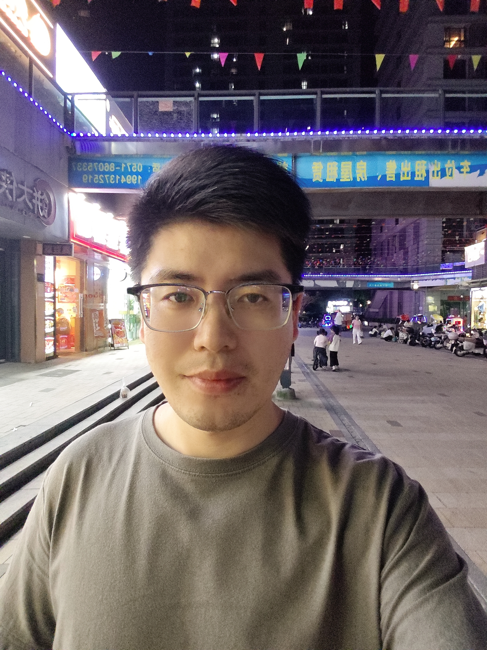 85年12月的牛，42岁未婚未育
看到这样一段话
你给一个女人花十万，会得到0个