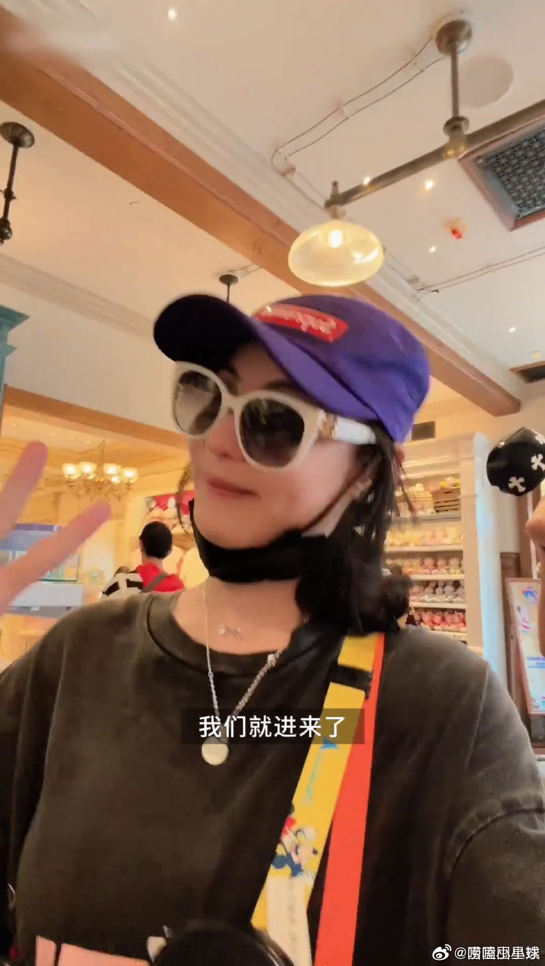 #张柏芝包机票带粉丝去迪士尼# 嘴上的宠爱容易说出口，真正落地却不容易，张柏芝包机票带粉丝打卡迪士尼，实实在在的回馈 ​