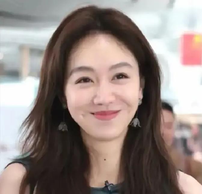 娱乐圈里最不缺的就是腰细腿长的大美女，可很多姑娘美是美，偏偏少了点路人缘，总让人觉得冷冰冰的不好接近

但姜妍是个例外

前阵子看她在《南来北往》里演的姚玉玲拿了奖，演技确实没得说，但说实话，大家之所以这么喜欢她，根本不是因为她身材有多辣、做饭有多香

最绝的其实是她那张脸，用老一辈的话说，这叫长得