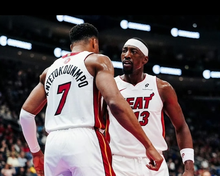 北京时间10月4日NBA季前赛，热火129-105大胜猛龙，字母哥迎来热火生涯首秀。他仅出战上半场14分钟，3投全中，高效砍下9分4篮板7次助攻。相比以往强攻得分，本场字母哥更多充当进攻发起者，持球突破吸引防守，多次送出精妙传球助攻队友命中三分，盘活全队进攻。热火半场轰下76