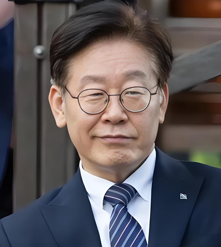 李在明对泽连斯基出手了！
就泽连斯基在联大泄露乌克兰向韩国移交两名朝鲜战俘一事，韩国总统府27日正式要求乌克兰道歉，并表示正在评估是否采取进一步措施。
坦白说，这事泽连斯基做的过分了。本来是因为两名朝鲜战俘不会俄语和乌克兰语，乌方请求韩方帮忙协助审讯的，为了避免朝鲜多心，乌韩还就此签了保密协议，结果