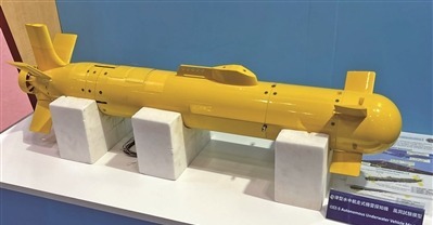日本自卫队正推进一项新型水下作战计划，预计到2031年列装搭载人工智能的无人潜航器。这款装备采用模块化设计，可根据任务需要更换载荷，涵盖导弹发射、海域警戒与海洋观测等多种用途。
防卫省设想的运用模式是与载人潜艇协同，重点强化宫古海峡与大隅海峡等关键水道的防御能力，同时支援西南诸岛方向 ​