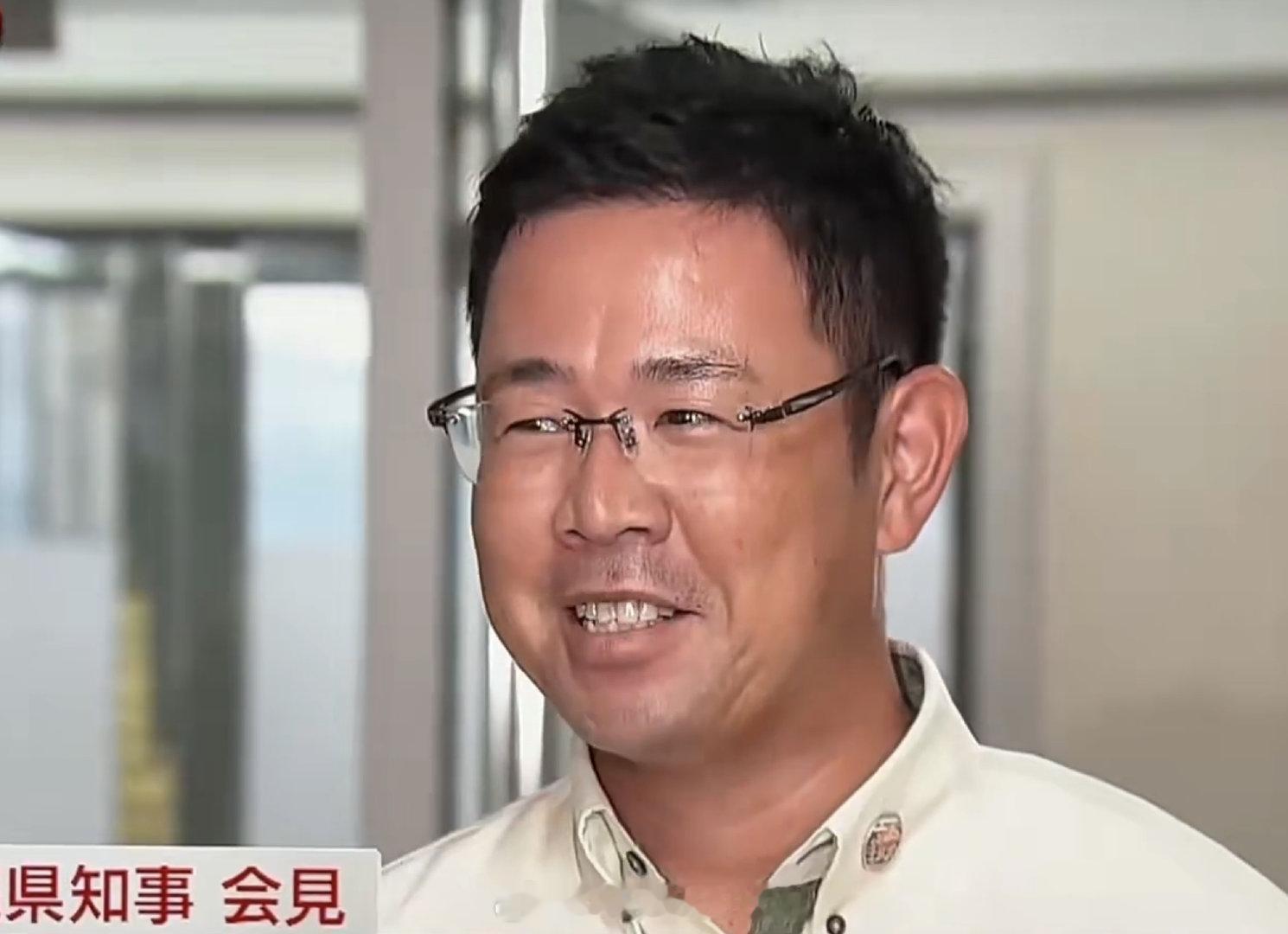 #琉球# 琉球发生美军抢劫杀人案件。新任 “冲绳县知事” 古谢玄太 竟然在记者会上发笑。 ​