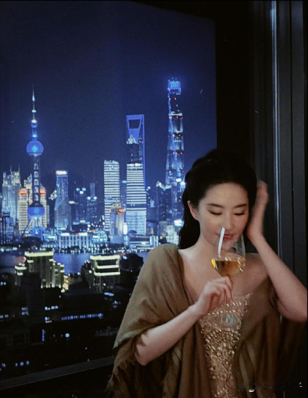 1.唐艺昕现在就是贵妇生活，老公每个月给充足生活费，想怎么花都可以，她现在工作单纯是打发时间还有赚点零花。

2.刘亦菲跟瑞幸没有终止合作，拍了新广告换了抬头升级了。

3.赵今麦的鼻子是化出来的。

4.李兰迪考到了潜水证。

5.刘昊然和董子健哪怕不见面，也天天一起打游戏，不会断联超过三天。 ​