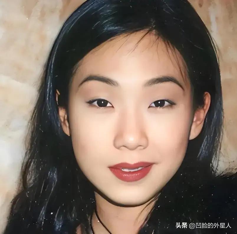 2004年，林忆莲向李宗盛提出离婚，李宗盛坦言：我年近半百，却要妻离子散，真的是嚎啕大哭，有天接到了前妻朱卫茵的电话。她问他还好吗，说自己刚刚从湾仔那边回来，经过一个唱片店，听到店里在放《当爱已成往事》。她说那一刻还是有点恍惚。
 
李宗盛握着话筒，没出声。电话那头也安静着。
 
“我没事。”他最后