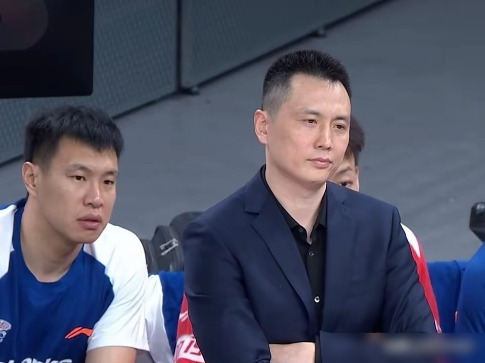 辽宁自己人，上海队主帅卢伟，一句话把杨鸣架火上烤：季后赛宁碰山东，不碰...