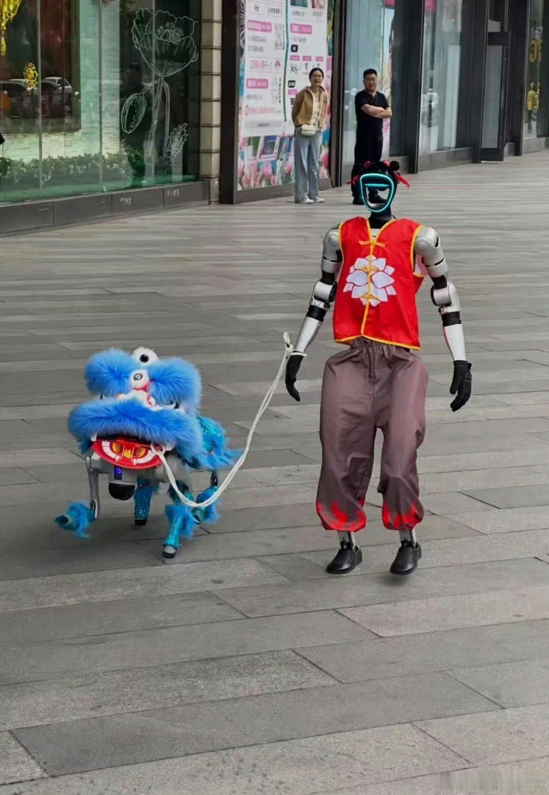 甭管是捧哏还是实力，宇树敢类比苹果，主要还是来自硬数据支撑。

核心电机、减速器自研率超90%，2025人形机器人出货5500台全球第一，甩开海外竞品量级差距。

硬件运动控制、关节性能已经跑通，现在就看能不能像苹果一样，靠SDK与具身AI生态，把硬件优势转化成可规模化的产品体验。 ​