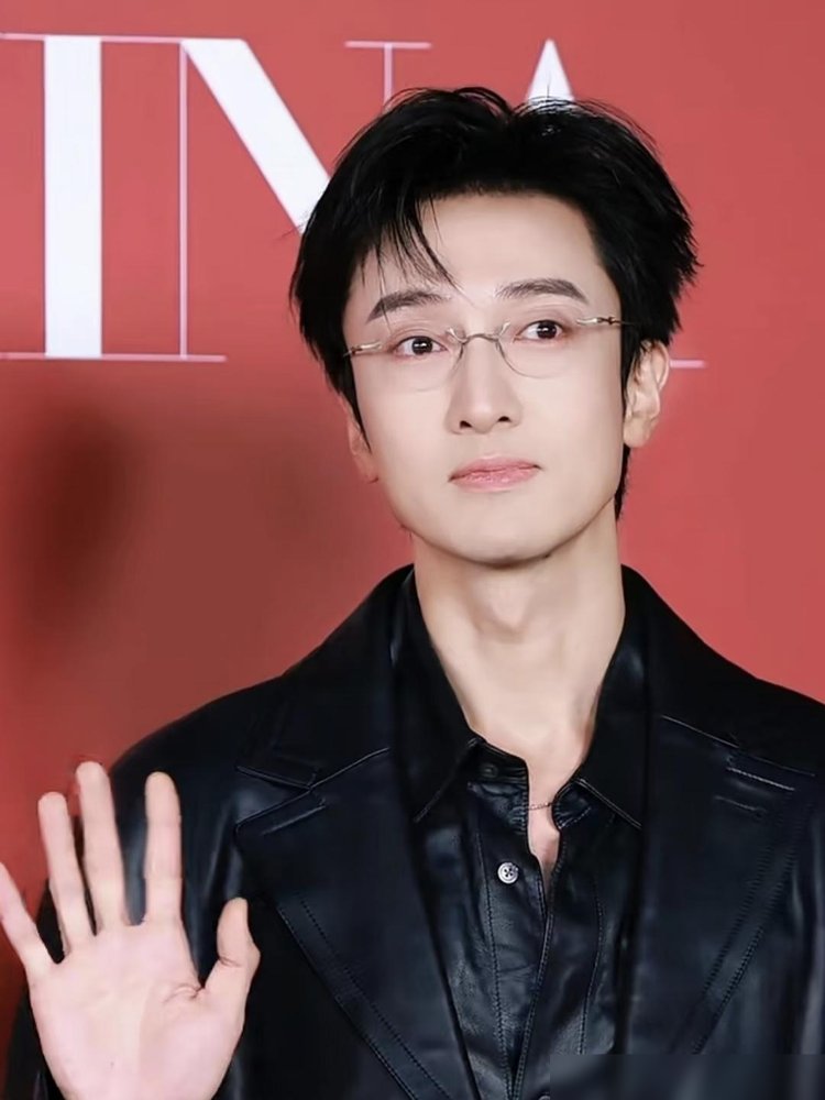 王传君怎么突然帅得像换了个人？
上《披荆斩棘》，一公《野人》直接拿第一。镜头怼脸，下颌线锋利，整个人薄了一圈，精气神全回来了。
去年拍谍战剧，进组20天身体扛不住，退了。拿完东京影帝，反而停下来喘了口气。
现在家里有老婆孩子，综艺里该闹闹该笑笑，那股拧巴劲儿没了。
你看，人一旦不硬撑，脸就松