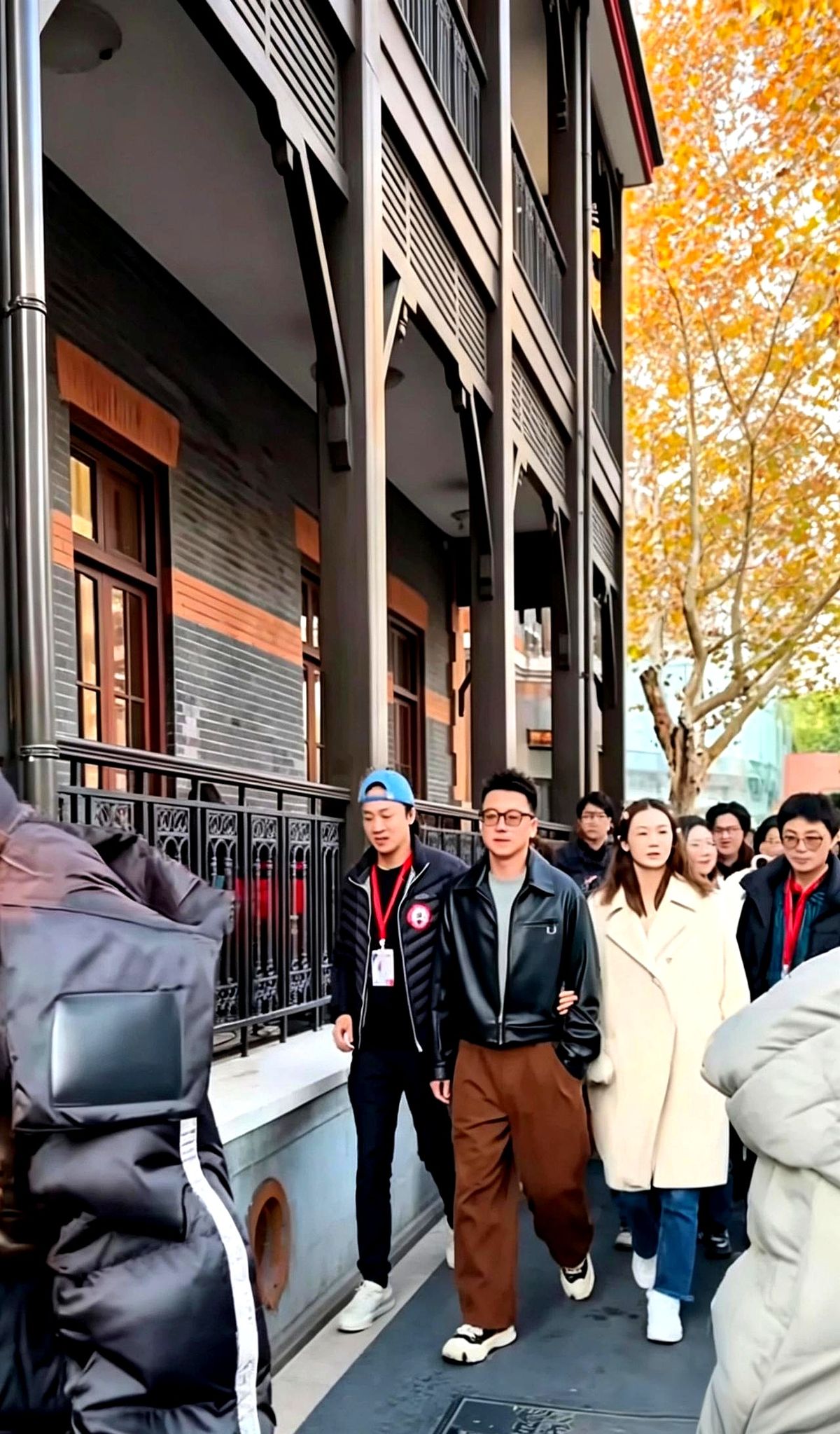 米白大衣挽紧黑皮夹克，踩着满地梧桐落叶慢慢吞吞往前挪。

路人镜头怼近，竟是郑恺和苗苗。没保镖助理，不戴口罩遮掩。郑恺套着皮衣搭松垮阔腿裤，双手揣兜。苗苗裹着长风衣贴在身侧，两人连步点都踩得严丝合缝。

不用管镜头，不凹造型。两人就这么挨着，在老街底下绕弯子。那个曾经满场飞奔的小猎豹，硬是被生活熬出