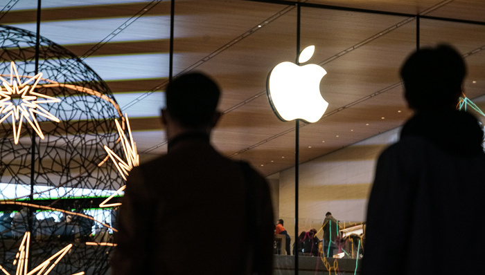 【#iPhoneDuo黄牛溢价已有回落#，有经销商预计现货并没有想象中稀缺】#经销商预计iPhoneDuo现货没那么稀缺#苹果不是没有出现过新品抢购事件，但人人都想当一把黄牛的状况，可能还是第一次。

10月16日晚8点，iPhone Duo在苹果官网、Apple Store App、苹果天猫旗舰店等线上渠道同时开启预售。

卡点进入 ​
