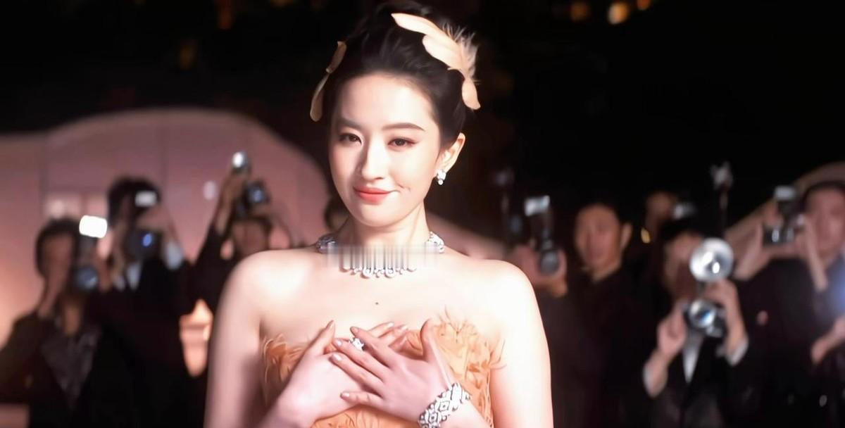 10月24日的VOGUE盛典红毯，把半个娱乐圈的女明星拉到了同一个台面上。迪丽热巴、刘亦菲、杨紫、张小斐、古力娜扎、白鹿、关晓彤、周也、张婧仪，名单摆出来就是一场排位赛。但真正被反复讨论的，不是谁穿得最贵，是几个人在意外面前的临场反应。
开毯位与压轴位
迪丽热巴是第一个走上红毯的人。她没撑伞，穿一身
