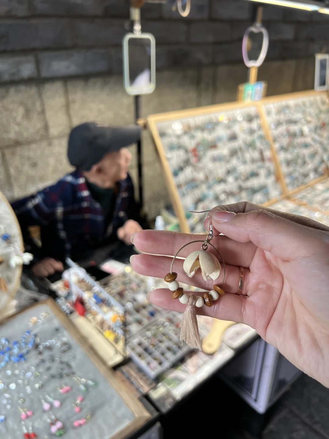 大理洱海门的卖果实耳环的老爷爷！