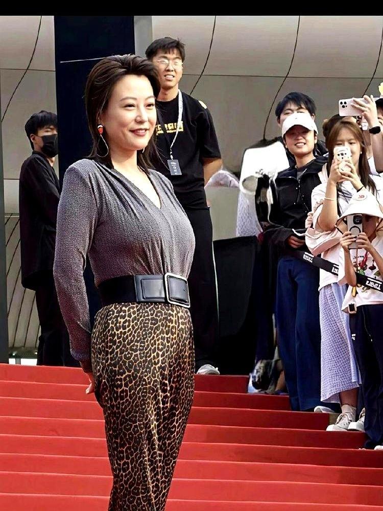 郝蕾的表演课名额比爱马仕还难抢，报名直接排到了2026年。

前两天她刚去看了爱马仕的秀。转头就跑去音综舞台重唱《氧气》，特意手写了一句“女性自我觉醒”。镜头直接怼脸，素颜出镜，前凸后翘浑身是劲儿，一点都不柴。

根本没搞节食暴瘦那一套。她靠的就是那股“老娘不在乎”的底气，压根没打算讨好谁，反倒把所