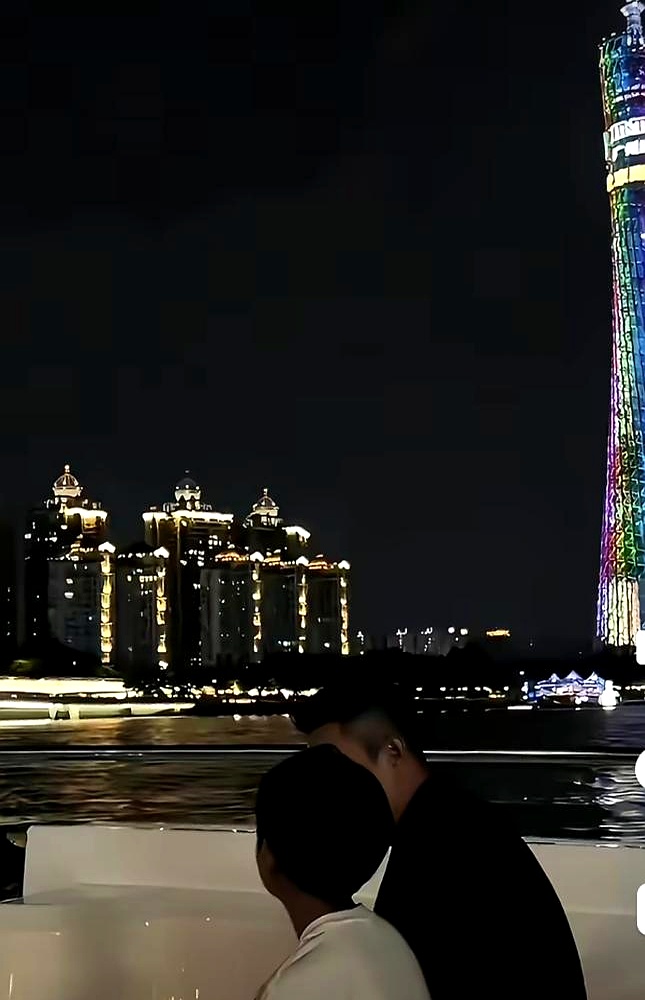 饭桌上那一筷子，比十条热搜更真。
7月台媒拍到聚餐，S妈把菜往具俊晔碗里推，顺手得像多年老亲。

那阵子大S再婚后，是小S老公许雅钧牵头，每周都把人叫回家坐坐，只怕他在台北落单。
可网端却吆喝“许家人从没跟大S孩子吃饭”，还扣“疏于带娃”。
对着时间线看，2024年媒体拍到她带孩子同具俊晔去韩国游乐