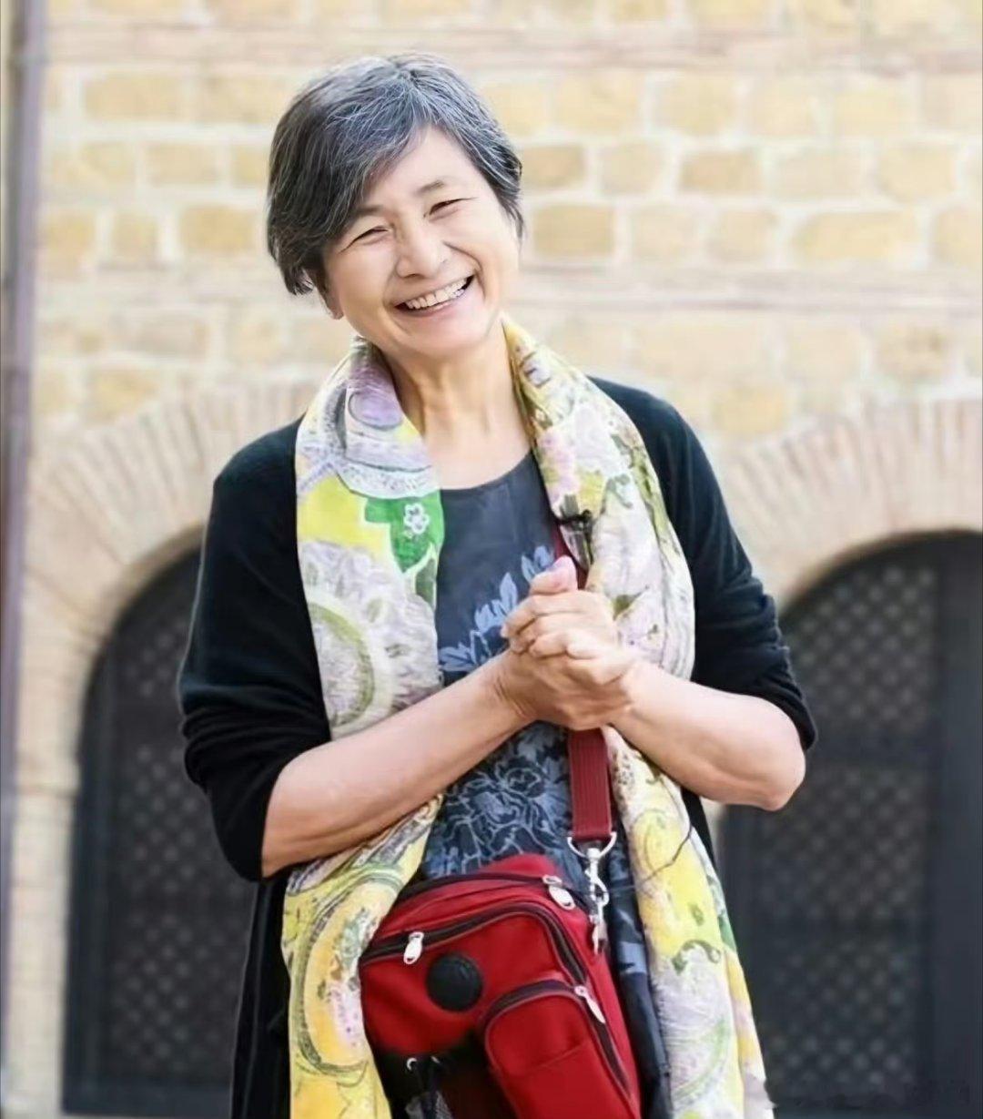 有一种闺蜜，叫“引狼入室”；有一种格局，叫“现实版唐晶”郑佩佩。
​当年，她心疼闺蜜亦舒孤身一人，大方带着相恋五年的男友岳华去陪伴开导。可谁能料到，这份毫无保留的信任，换来的却是闺蜜转身投入了前男友的怀抱。面对这双重背叛，郑佩佩没有互扯，而是带着“岂能尽如人意，但求无愧我心”的人 ​