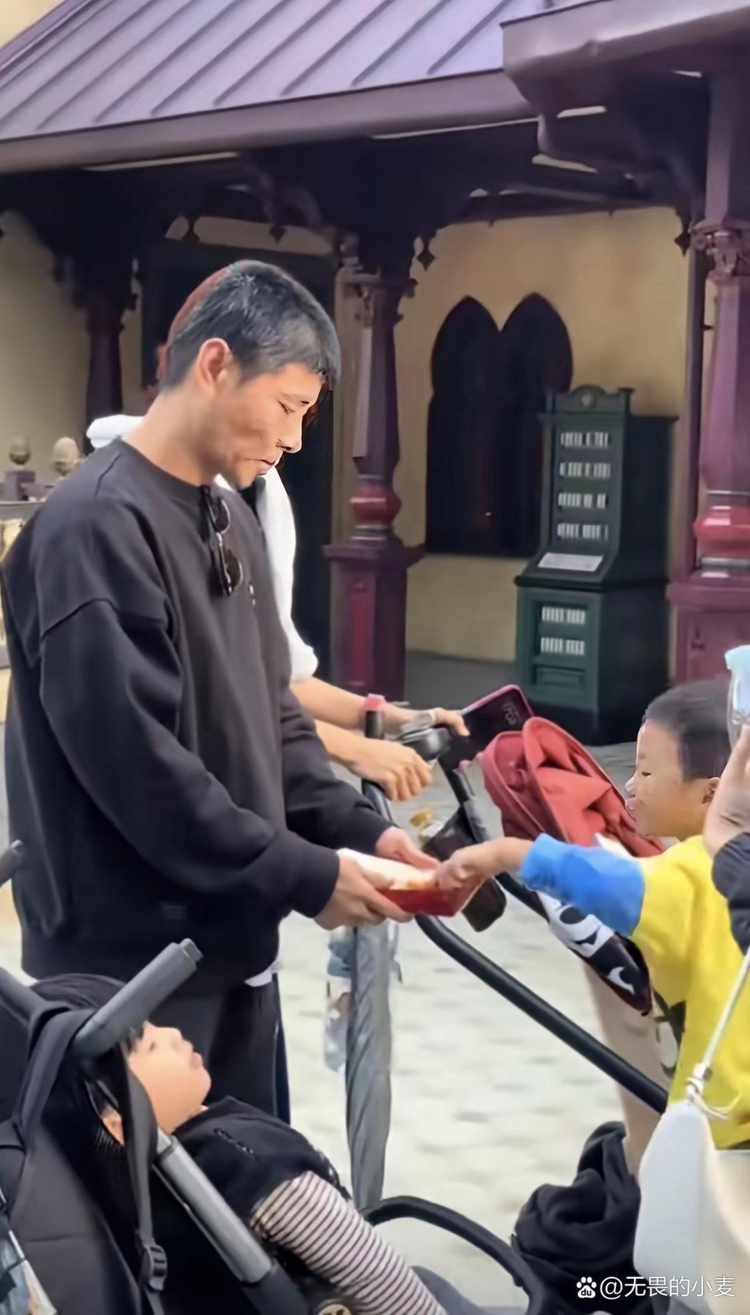 蔡少芬一家三口现身迪士尼，张晋白头发很多很显老，53岁蔡少芬染红发，夫妻俩穿着一点也不洋气。 ​​​