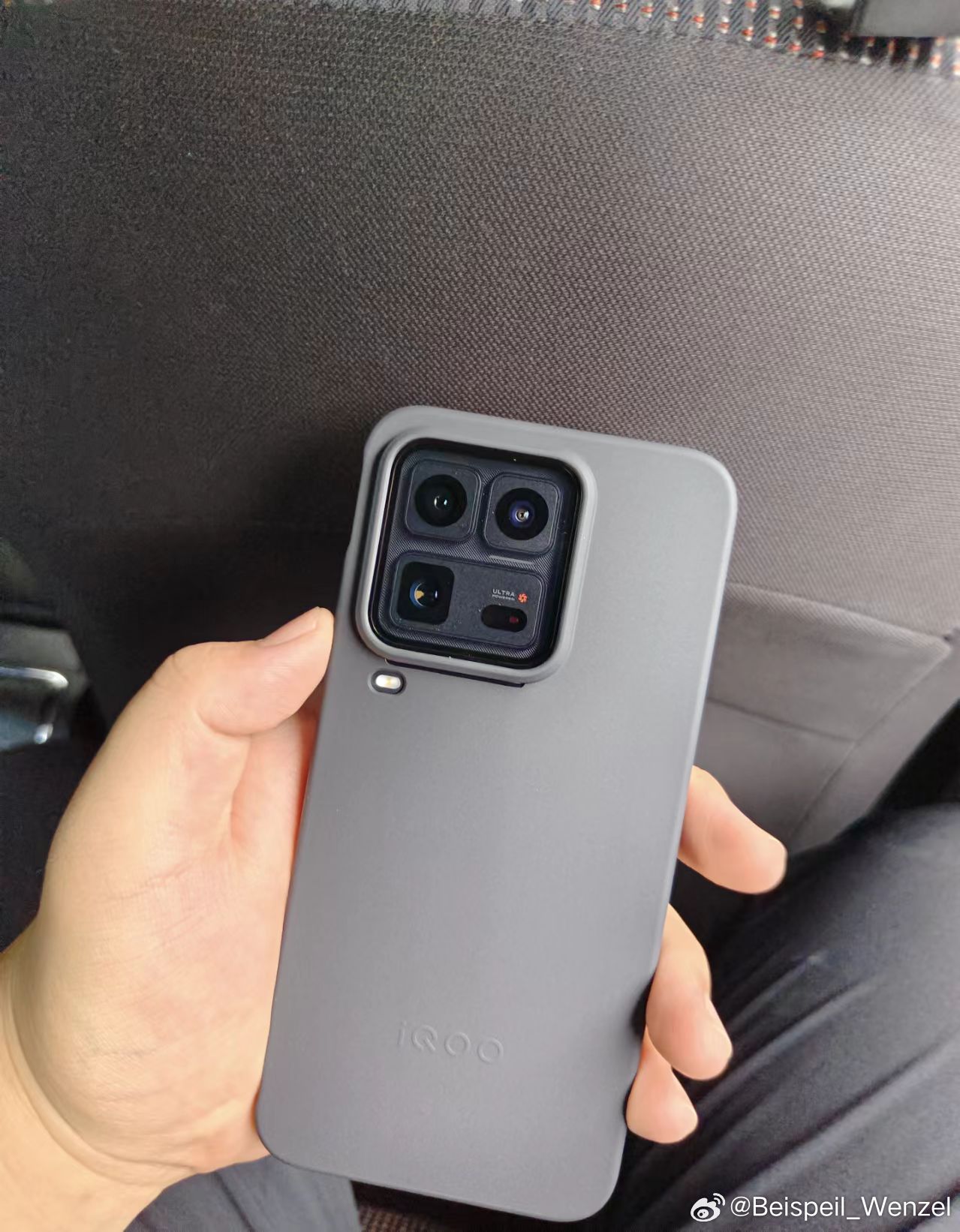 #iqoo[超话]# 
IQOO15ultra这块6.85英寸的2K直屏，第一眼确实是"通透"两个字。三星M14材料加上无偏光技术，去掉了传统屏幕那层偏光膜，光线更接近自然光，颜色不发闷，看久了眼睛也没那么累。尤其夜晚调低亮度的时候，1nit的极暗模式是真的能看清又不太刺眼，这点对我这种关灯玩手机的人其实很友好。
 ​