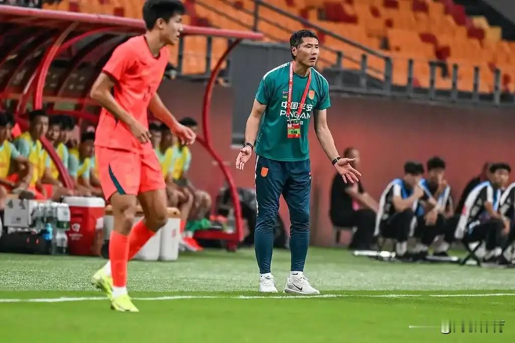 0-3惨败！国足排名跌至第92！邵佳一赛后大实话太清醒
赛后FIFA最新排名出炉：国足下跌2位，跌至世界第92位，新西兰升至第84位，两队实力差距肉眼可见。

本场国足全程被压制，节奏、对抗、技术全面落后。

主帅邵佳一赛后坦然认差距：
新西兰完全配得上胜利，这就是两队真实实力！
他肯定球员态度：全