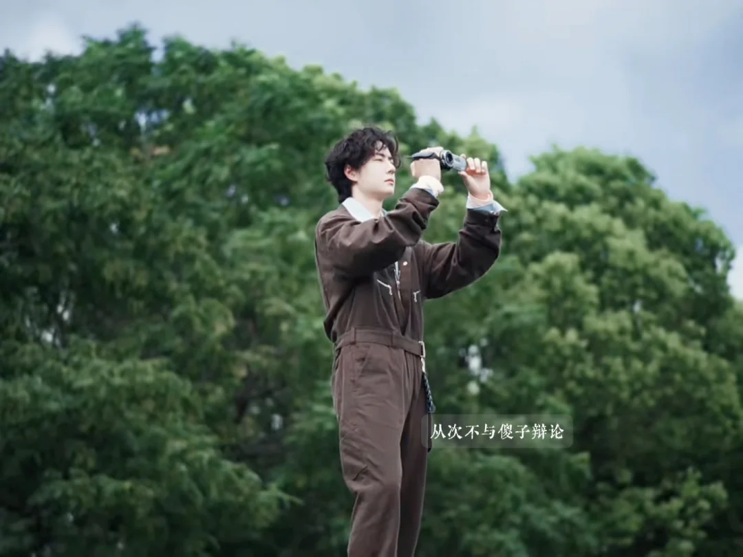 原来是在球场，有顺便打两杆吗