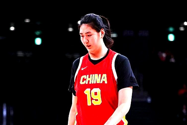 赢了球，王思雨却在镜头前一把搂过17岁的张子宇，当众放了狠话。

“她是赢球关键！”王思雨指着身旁的高个子女孩，直接把外界嫌她移动慢、转身慢的刺耳声音全挡了回去。

回看第三节比分咬得死死的时候，战术就一句话：把球砸进内线。张子宇在篮下扛着防守，硬是一分一分把分差凿开。

她才17岁。天天盯着小姑娘