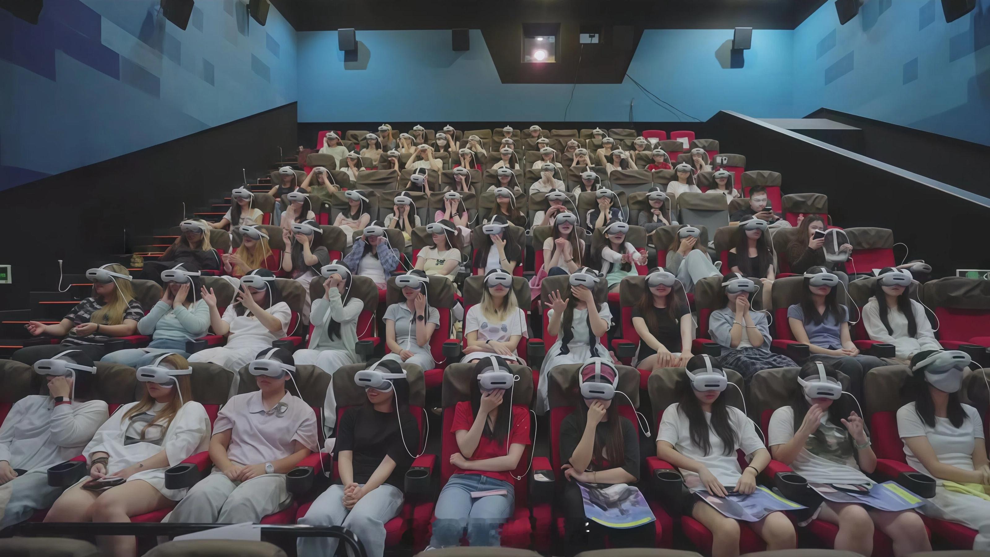 黄明昊#黄明昊VR##黄明昊[超话]# VR沉浸SHOW火热开演，乐华“IP+AI+机器人”战略加速兑现 近年来，乐华娱乐正加速将核心明星及潮流IP，同VR、AI及机器人等前沿科技深度绑定。这一布局不仅拉升了线下坪效与变现效率，更精准填补了传统娱乐的互动短板。此次VR演出的成功落地，正是乐华跳出单一“内容经纪 ​
